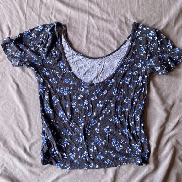 Black crop top with blue floral pattern - Picture 2 of 2